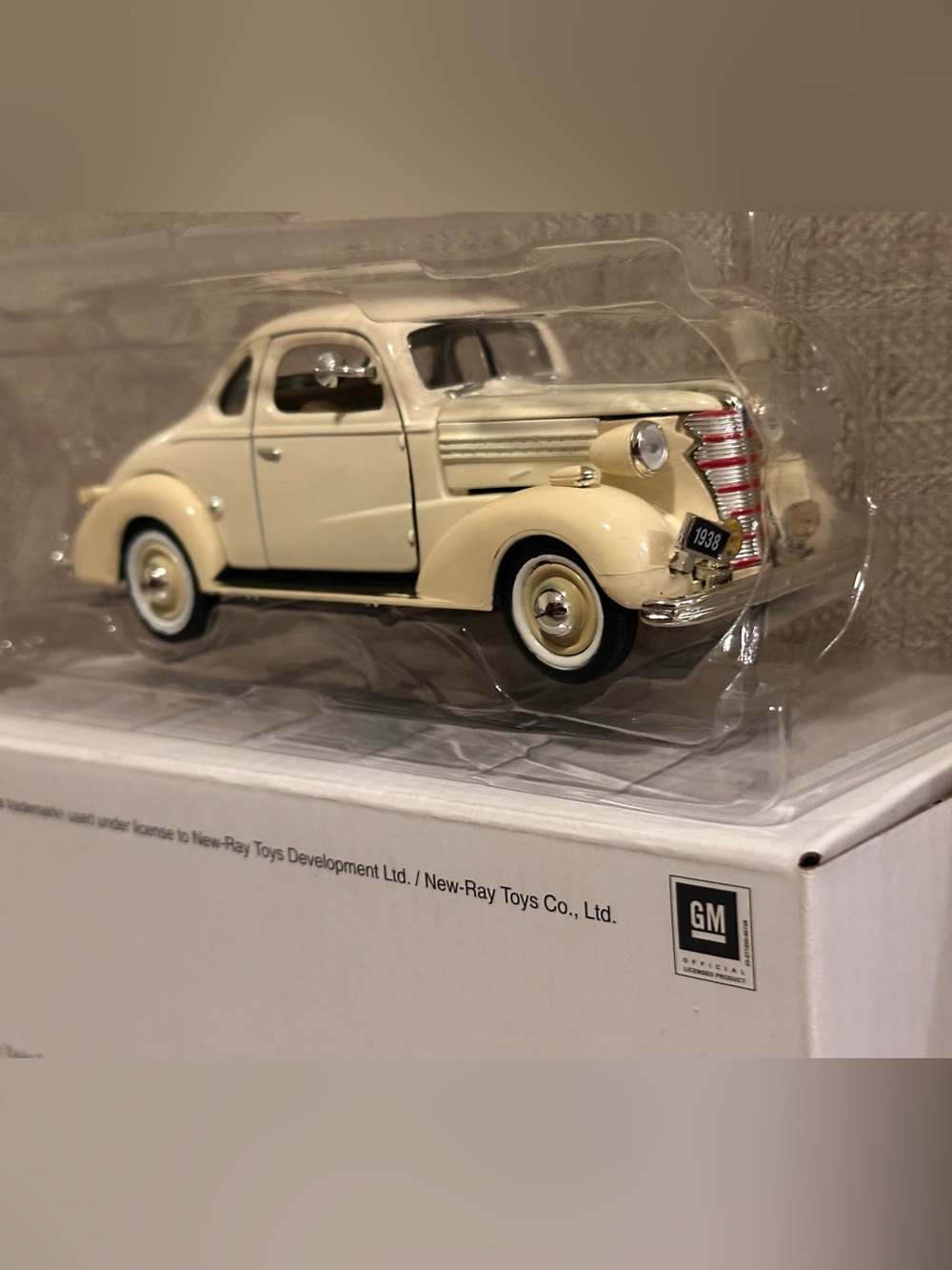 NEW GM Licensed Cream 1938 Classic Die-Cast Model Car
